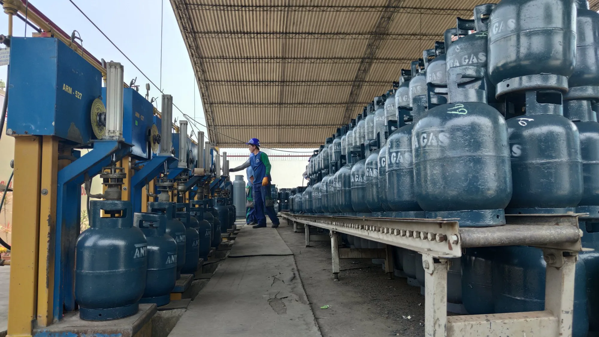 Línea de llenado de la planta con balones Anta Gas sobre el riel