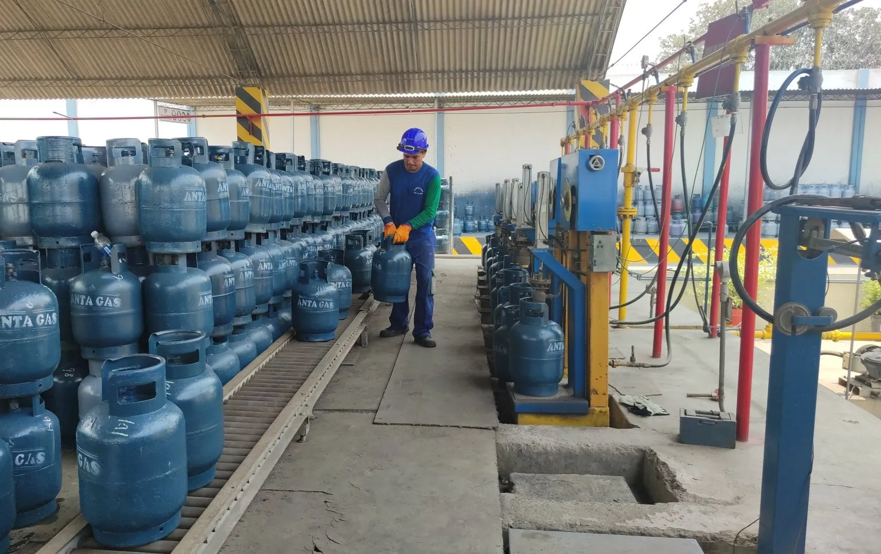 Operario de Anta Gas con casco moviendo un balón entre filas de balones llenos