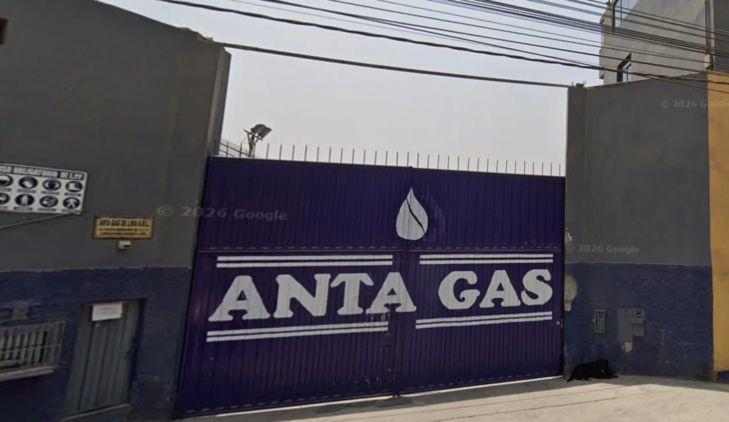 Portón azul de la planta Anta Gas con el logo ANTA GAS, en la Av. Nuevo Horizonte, Carapongo