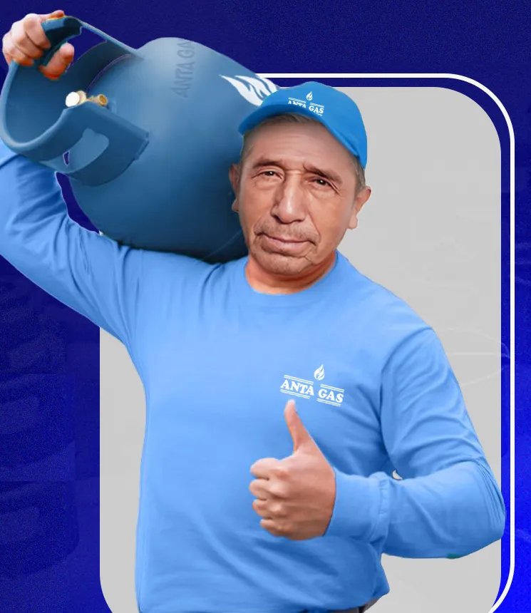 Repartidor de Anta Gas con uniforme celeste y gorra de la marca, cargando un balón al hombro y levantando el pulgar
